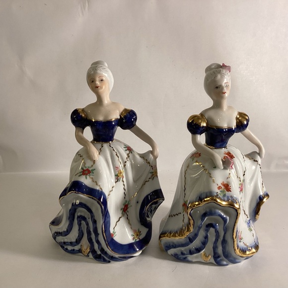 Vintage pair of porcelain Victorian lady figurines,blue and white - Picture 9 of 9